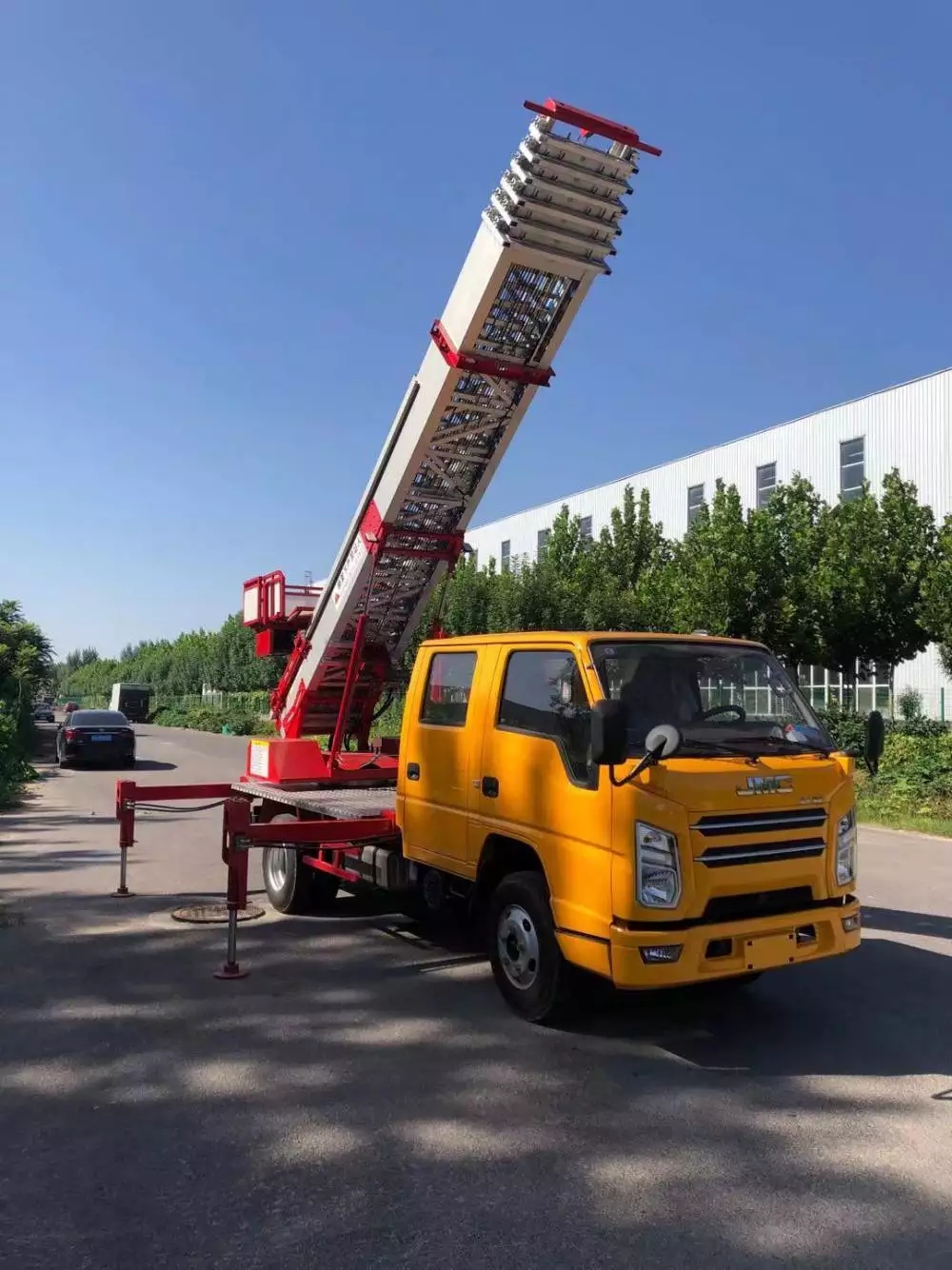 南召附近的云梯车出租服务：轻松解决高空作业需求