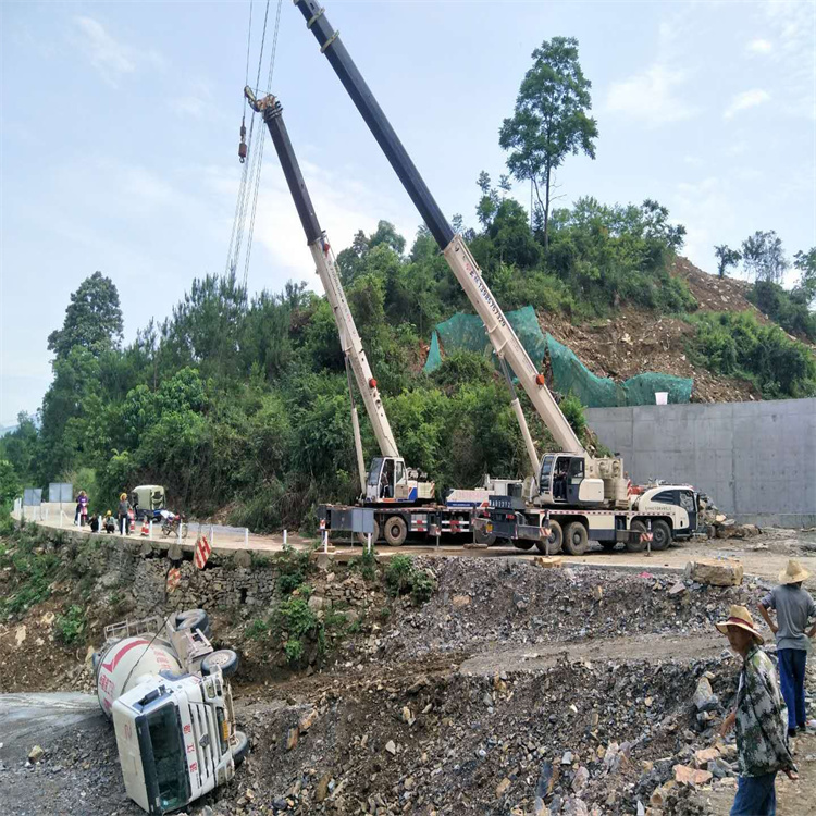 南召汽车掉沟里叫吊车救援要多少钱